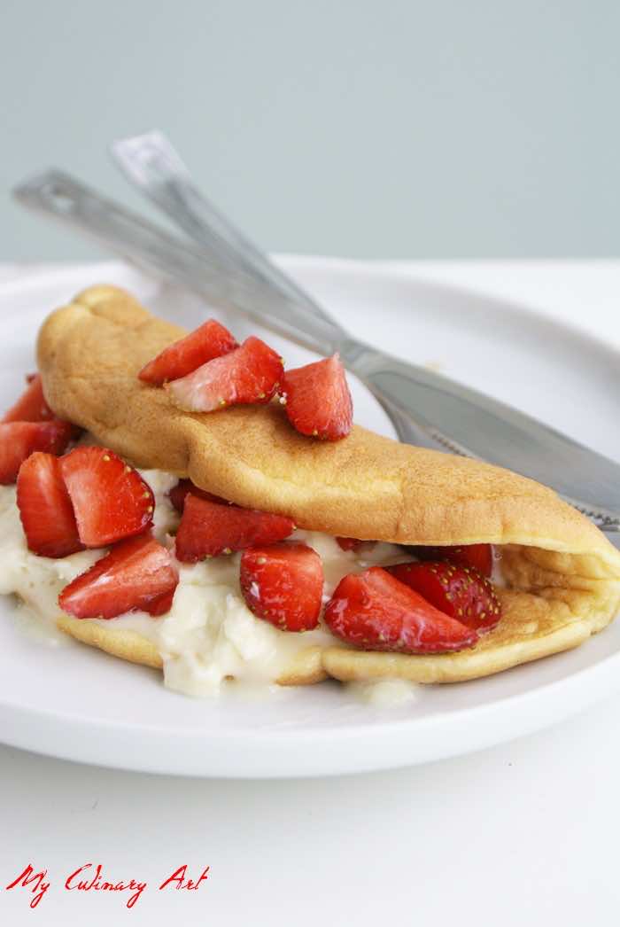 Bardzo puszysty omlet z masą mascarpone i truskawkami