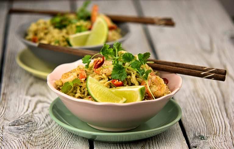 Tajski makaron z ziołowym pesto i krewetkami
