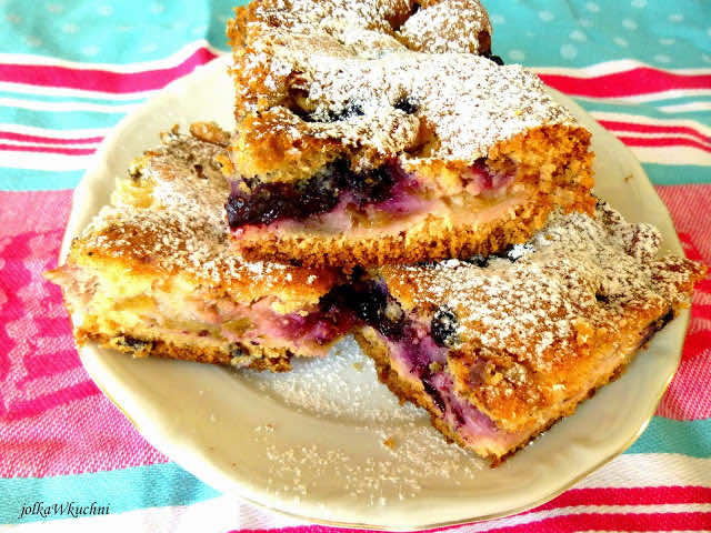 Ciasto ucierane z rabarbarem i borówkami