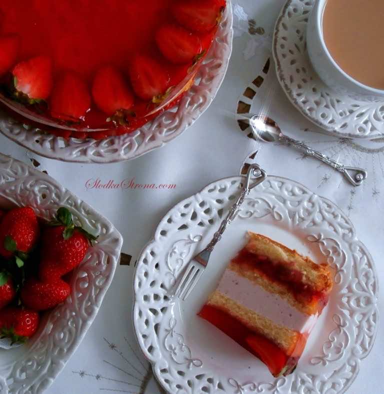 Tort Truskawkowy na Biszkopcie z Kremem Jogurtowym, Masą z Frugo i Kawałkami Owoców