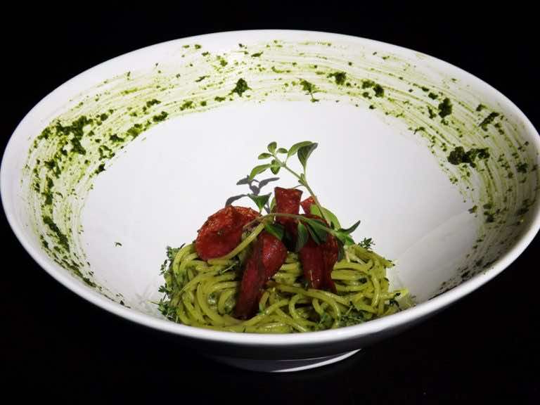 Zielone spaghetti z chipsami z salami