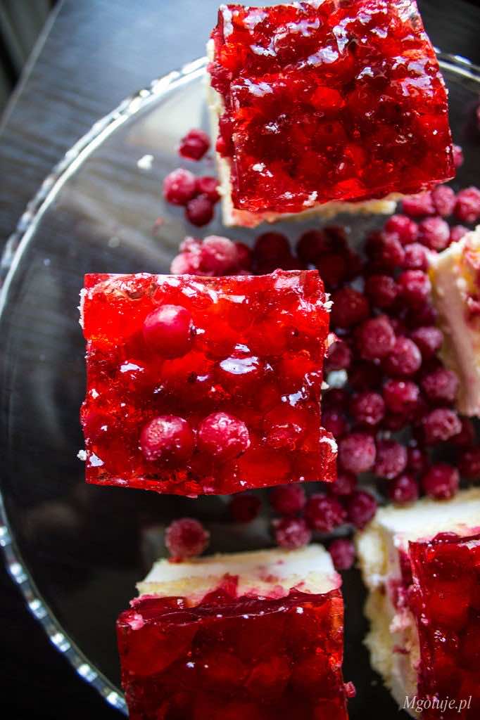 Ciasto na biszkopcie z masą jogurtową i porzeczkami