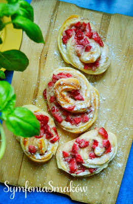 Przepyszne, drożdżowe zawijane bułeczki z truskawkami i domowym budyniem waniliowym.