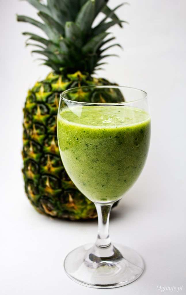 Koktajl z jarmużu, banana i ananasa