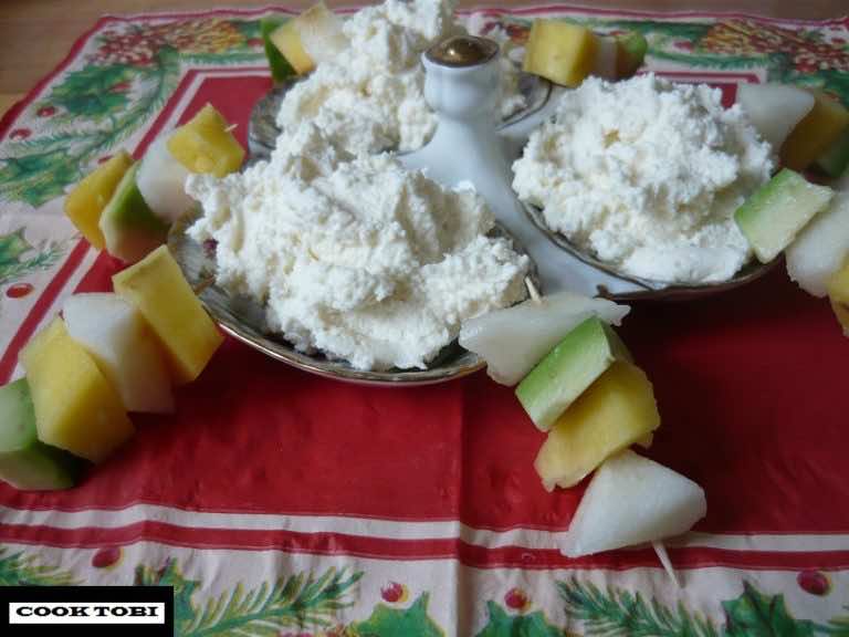 Koreczki owocowe z kremem kokosowym