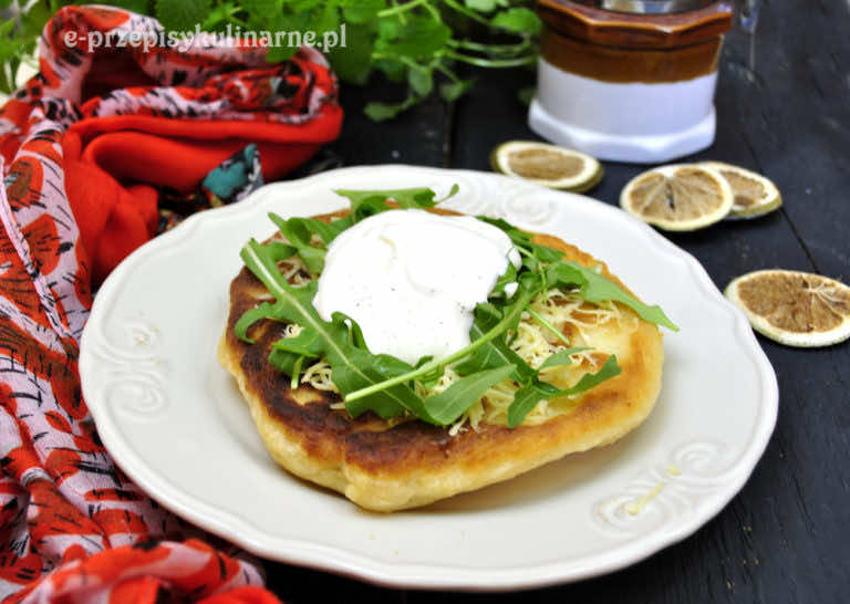 LANGOSZ – DROŻDŻOWY PLACEK WĘGIERSKI