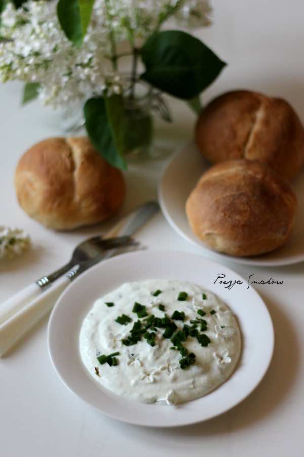 Pasta do kanapek z białego sera, z miętą.