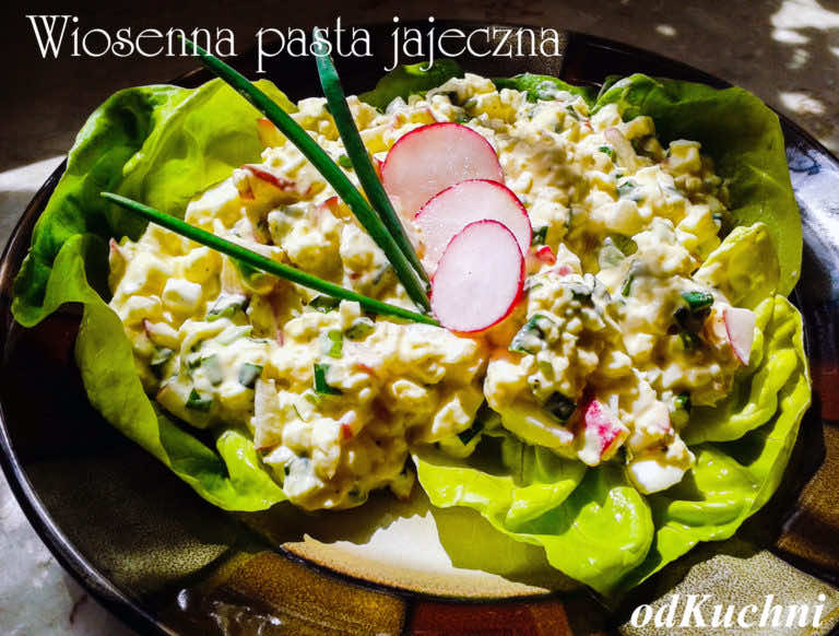 Wiosenna pasta jajeczna z rzodkiewką i szczypiorkiem zawijana w liście sałaty