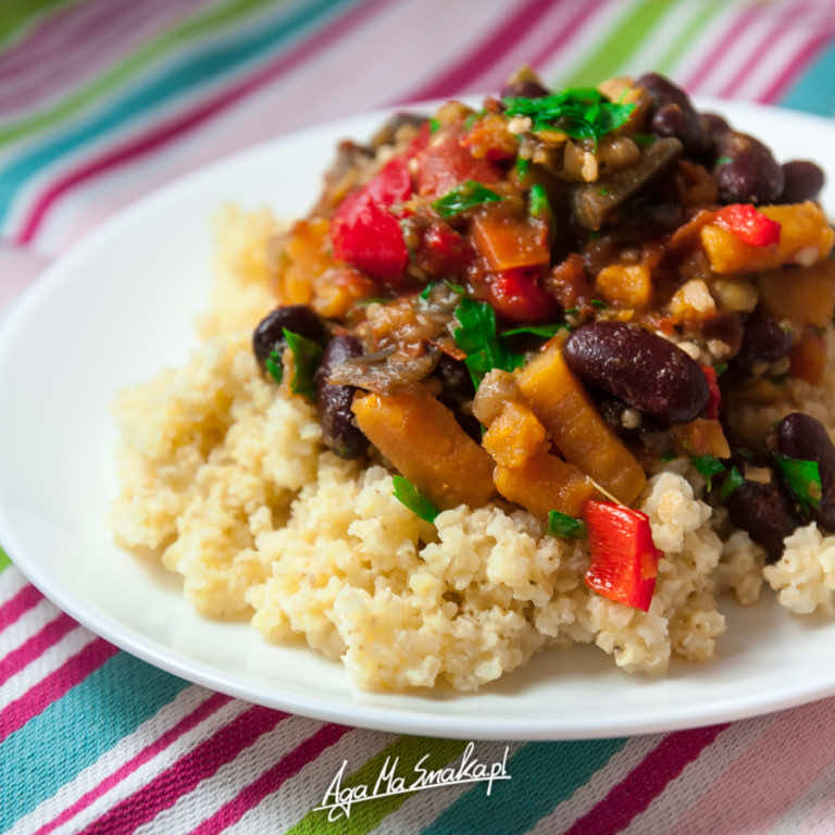 Potrawka z bakłażanem, batatem i czerwoną fasolą, podawana z kaszą jaglaną – danie dla zabieganych