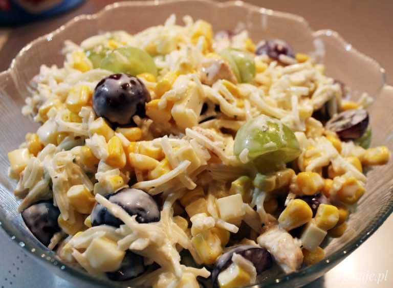 Sałatka z selerem, kurczakiem i winogronami