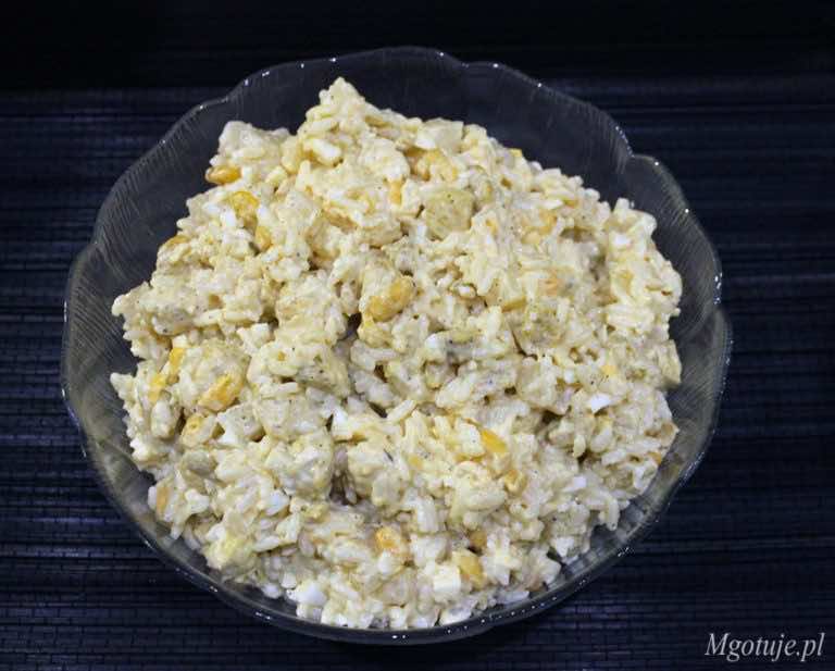 Sałatka z ryżem, kurczakiem i ananasem