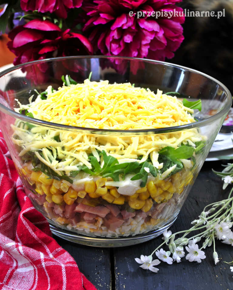 SAŁATKA WARSTWOWA Z SZYNKĄ I RUKOLĄ