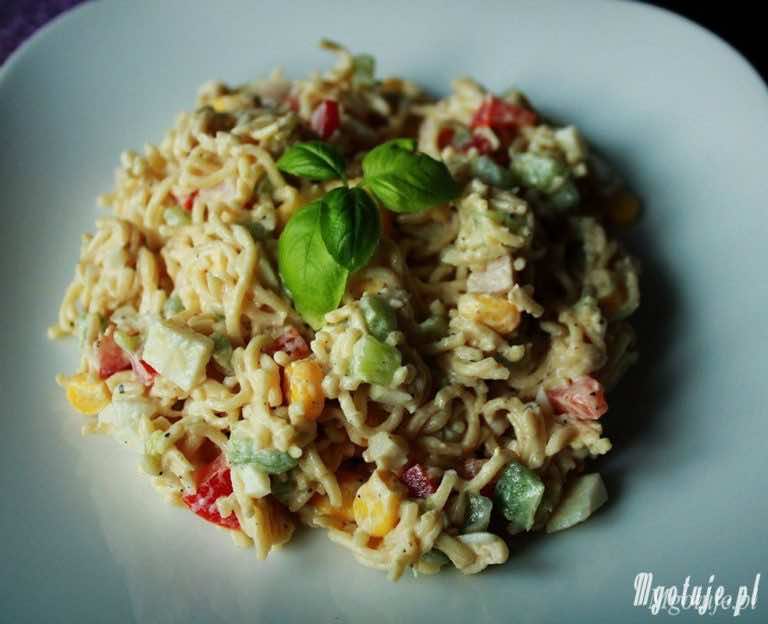 Sałatka z makaronu z zupek chińskich