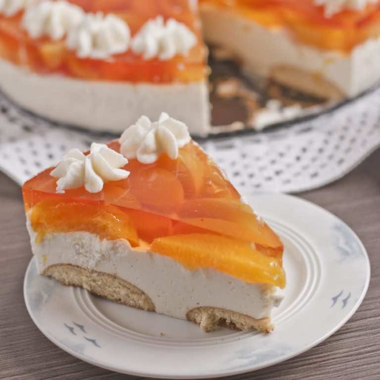 Sernik na zimno z galaretką i brzoskwiniami