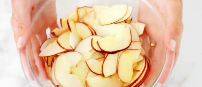 Pocięła jabłko na plasterki i włożyła je do wody. To co z nich zrobiła jest wyśmienite!