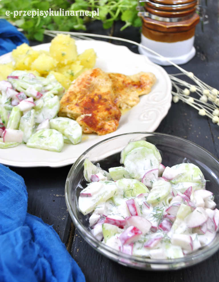 WIOSENNA SURÓWKA I PIERŚ Z KURCZAKA SMAŻONA NA PAPIERZE (269 KCAL)