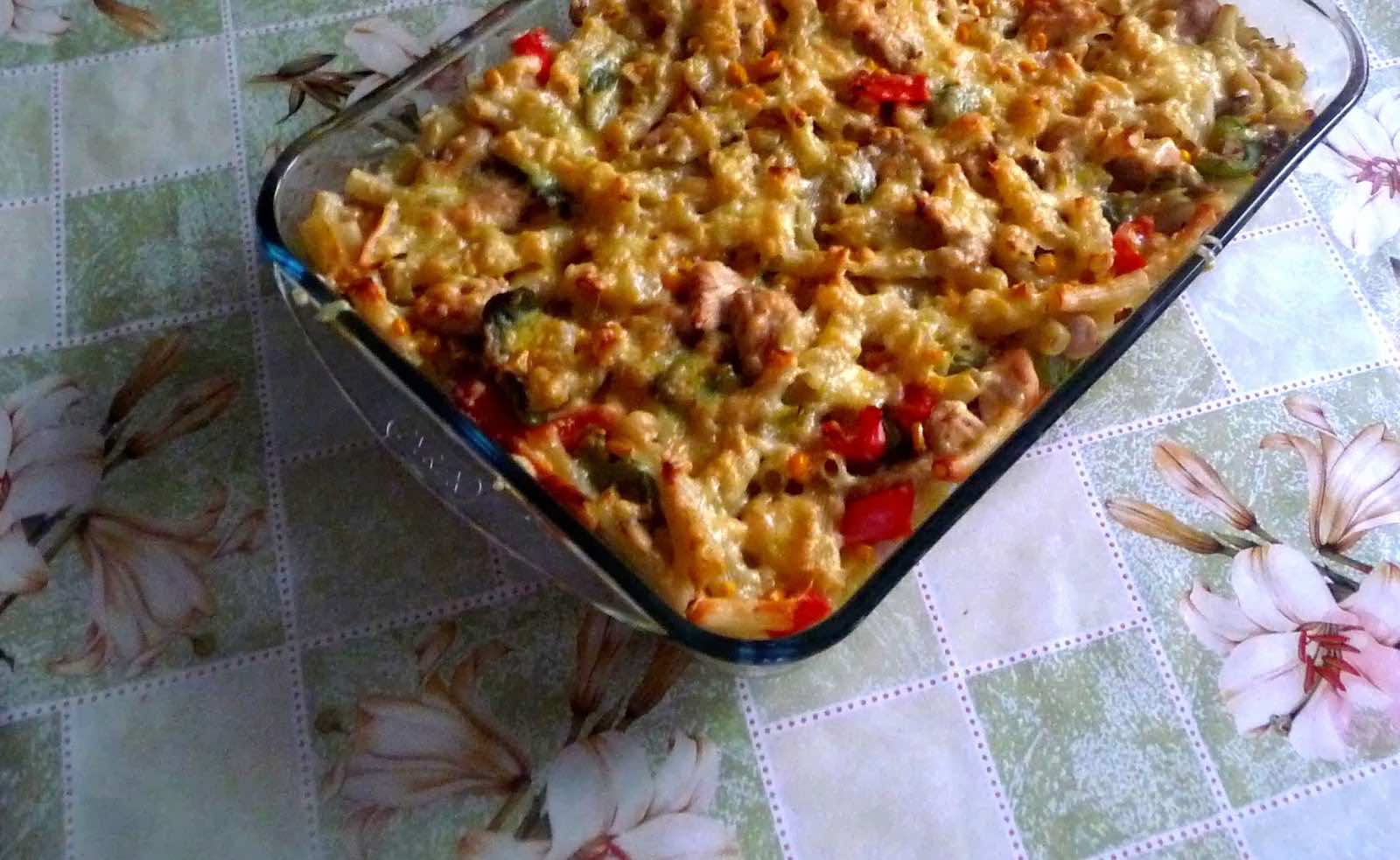 zapiekanka makaronowa z papryką i pieczarkami