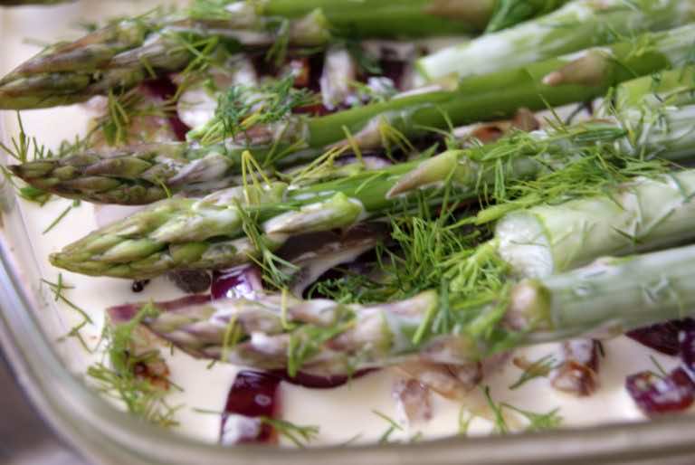 Zapiekanka ze szparagami, czerwoną cebulą i ziemniaczkami pod koperkową kołderką