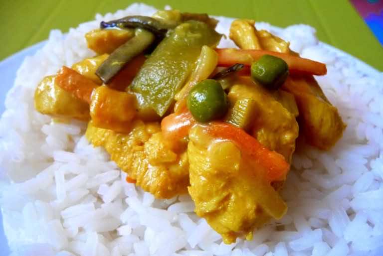 „Żółty” kurczak z ananasem