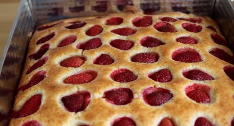 Ciasto jogurtowe z truskawkami