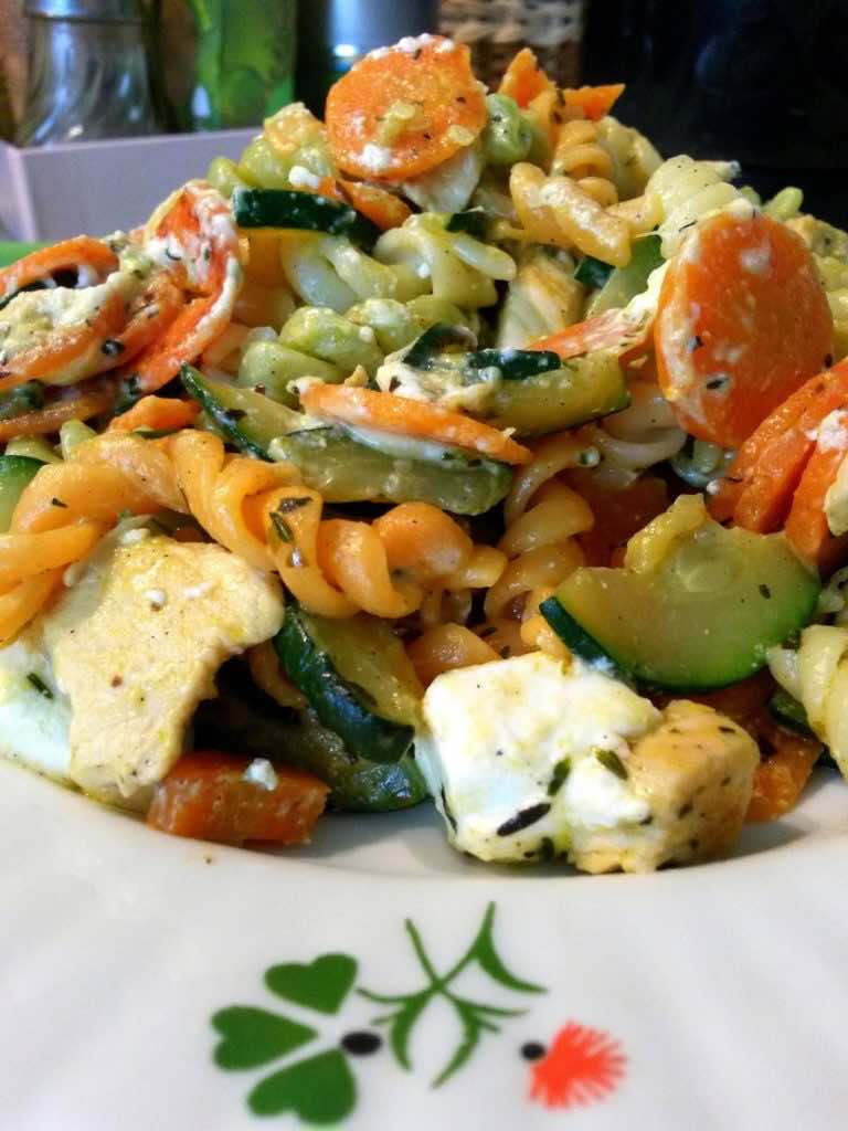 Kolorowy makaron z kurczakiem, cukinią i marchewką