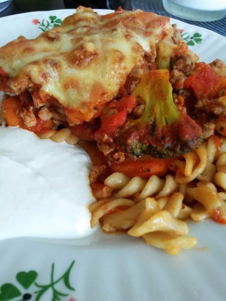 Zapiekanka z mięsem mielonym i mrożoną mieszanką warzywną