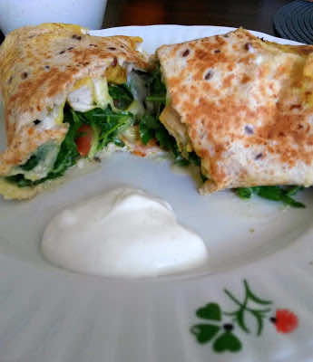 Tortille z kurczakiem curry i rukolą