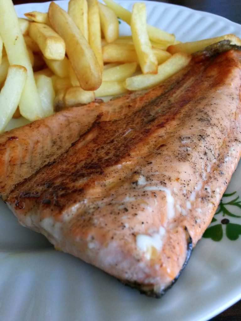 Smażony pstrąg łososiow