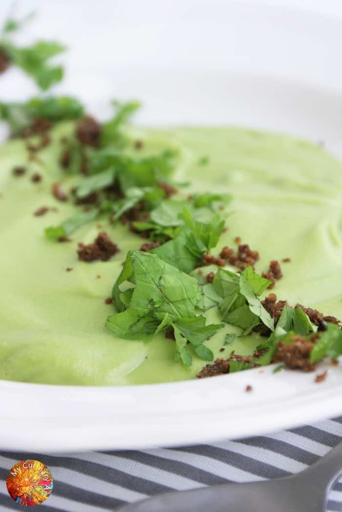 Krem z bobu i zielonego groszku z pumperniklem i świeżą miętą