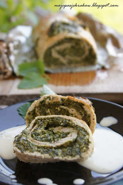 Rolada indycza ze szpnakiem, fetą, kolendrą i sosem serowym