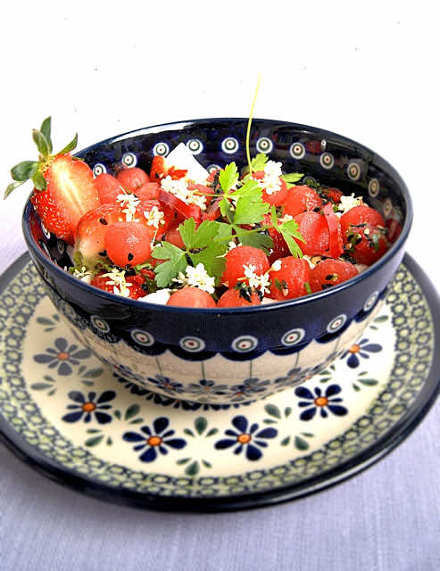 Wiosenna sałatka z arbuza i truskawek w stylu azjatyckim