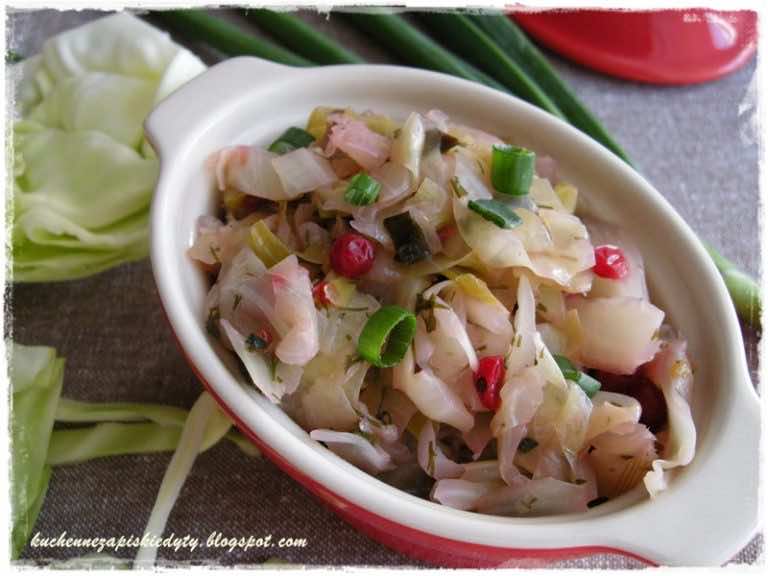 Młoda kapusta z porzeczkami