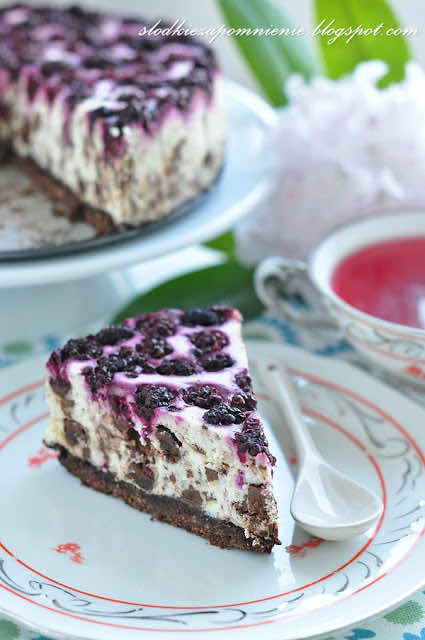 ODCHUDZONY SERNIK STRACIATELLA Z JEŻYNAMI