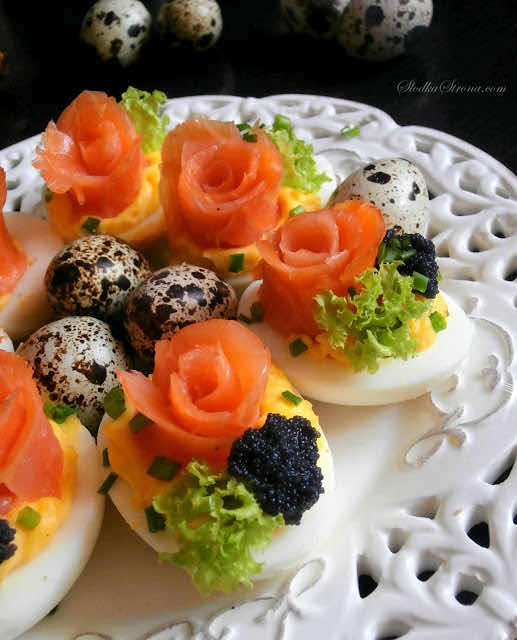 Jaja Faszerowane z Łososiem Wędzonym i Kawiorem (Różyczki)