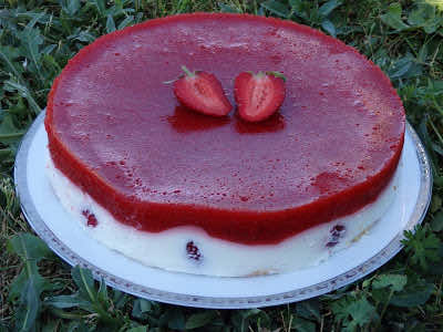 Sernik jogurtowy z truskawkami