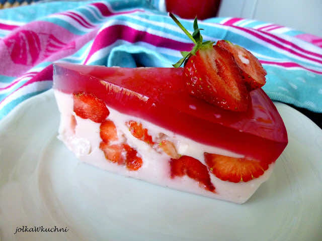 Jogurtowy sernik na bazie galaretek z truskawkami