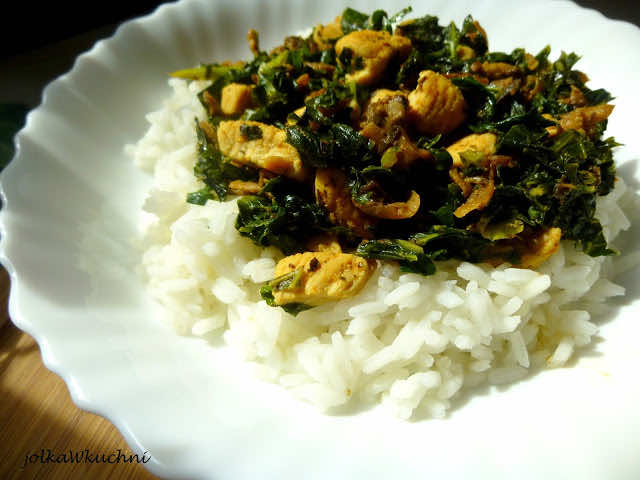 Ryż z jarmużem i kurczakiem w sosie śmetanowo-czosnkowym