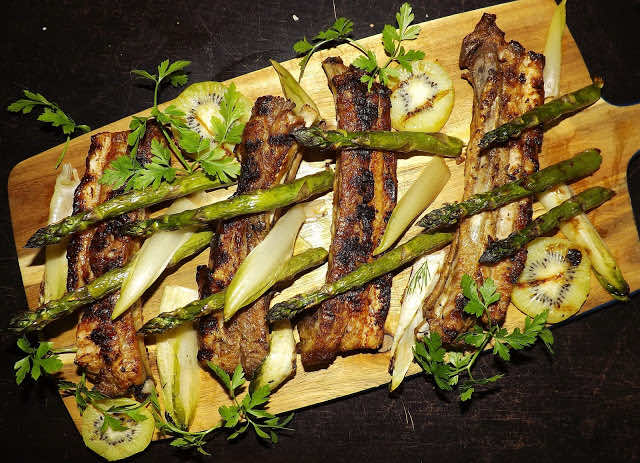 Grillowane żeberka w kiwi marynowane z cykorią i szparagami