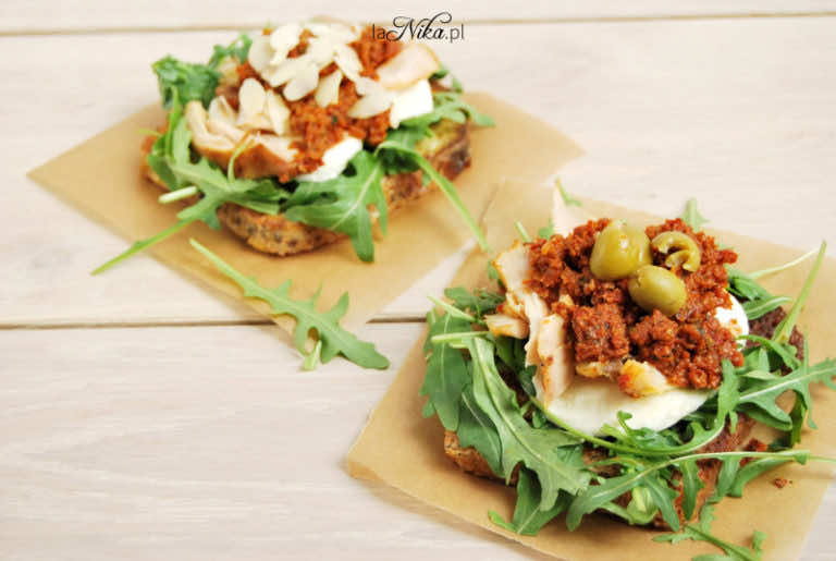 Tosty francuskie z czerwonym pesto i innymi dodatkami