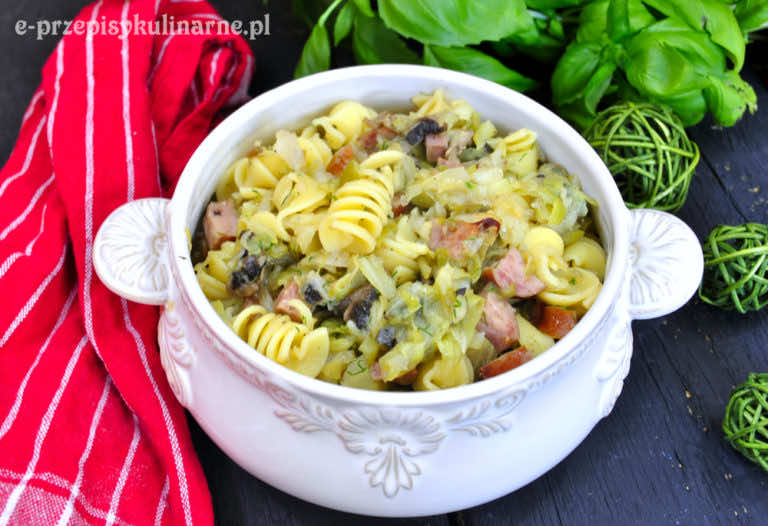 MAKARON Z MŁODĄ KAPUSTĄ A’LA ŁAZANKI (378 KCAL)