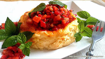 Pieczona ricotta z pikantną truskawkową salsą.