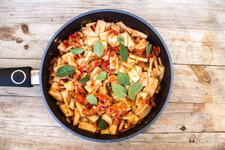 Makaron z tuńczykiem i pomidorami