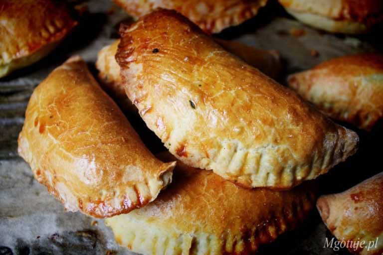 Pieczone pierogi z szpinakiem, kurczakiem i serem feta