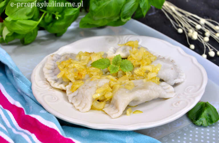 PIEROGI Z WĄTRÓBKĄ
