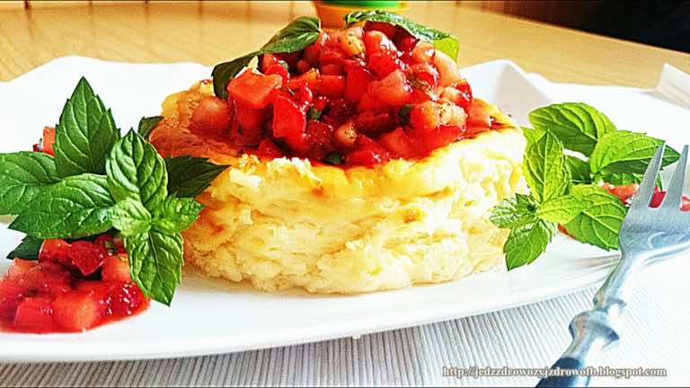 Pieczona ricotta z truskawkową salsą.