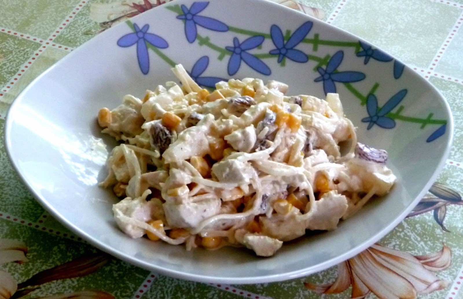 sa_atka_z_selerem_kurczakiem_i_ananasem