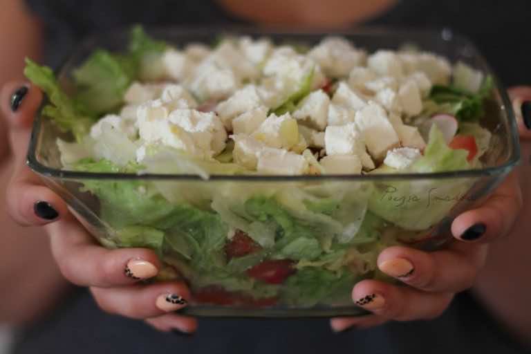 Sałatka grecka – wiejska (taka która moze dłużej stać).