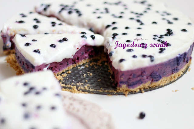 Sernik z jagodami bez pieczenia, pod pierzynką z jogurtu naturalnego.