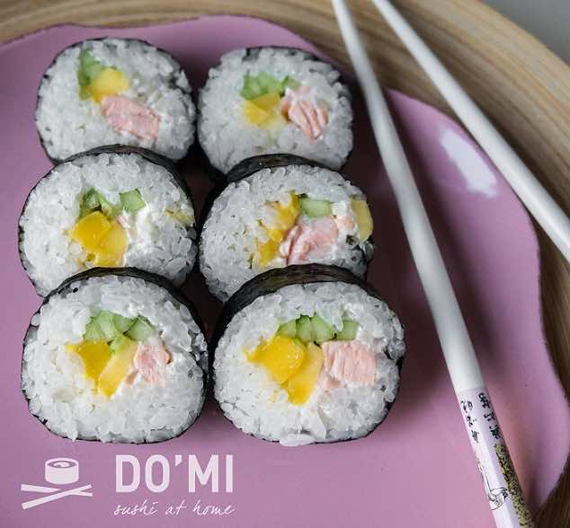 Futomaki z grilowanym łososiem i mango