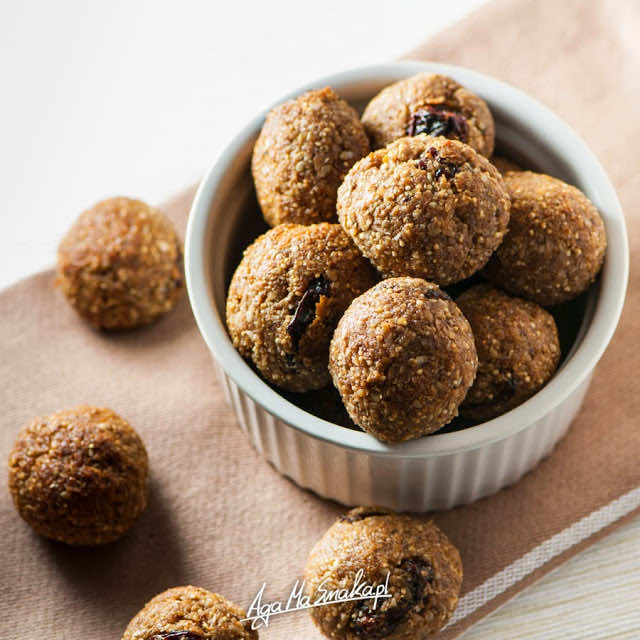 5 pomysłów na zdrowe, słodkie kuleczki bez cukru, glutenu i nabiału